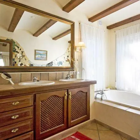 Sleeps 6 Pool Вилла *