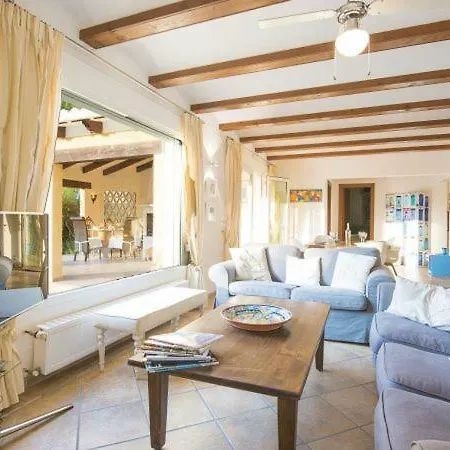 Sleeps 6 Pool Вилла